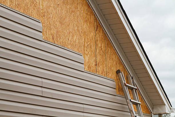 Professional Wood Siding technician working in Bloomingburg, OH